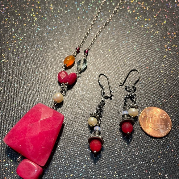 Gorgeous Fuchsia Stone and Bead Earrings *Retired Silpada! - Picture 2 of 2